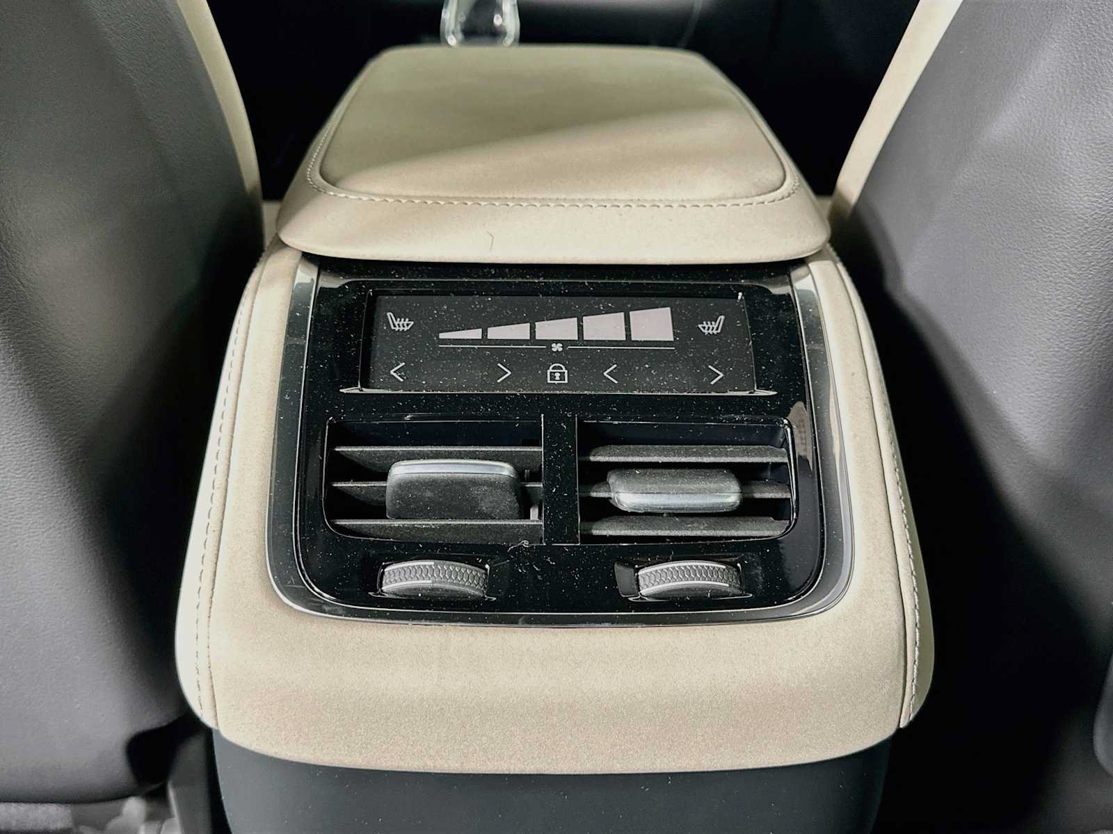 New 2027 Volvo XC90 B6 Plus AWD/4WD image 23
