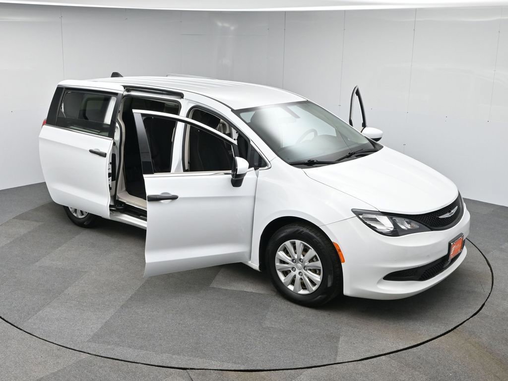 Used 2021 Chrysler Voyager L image 54