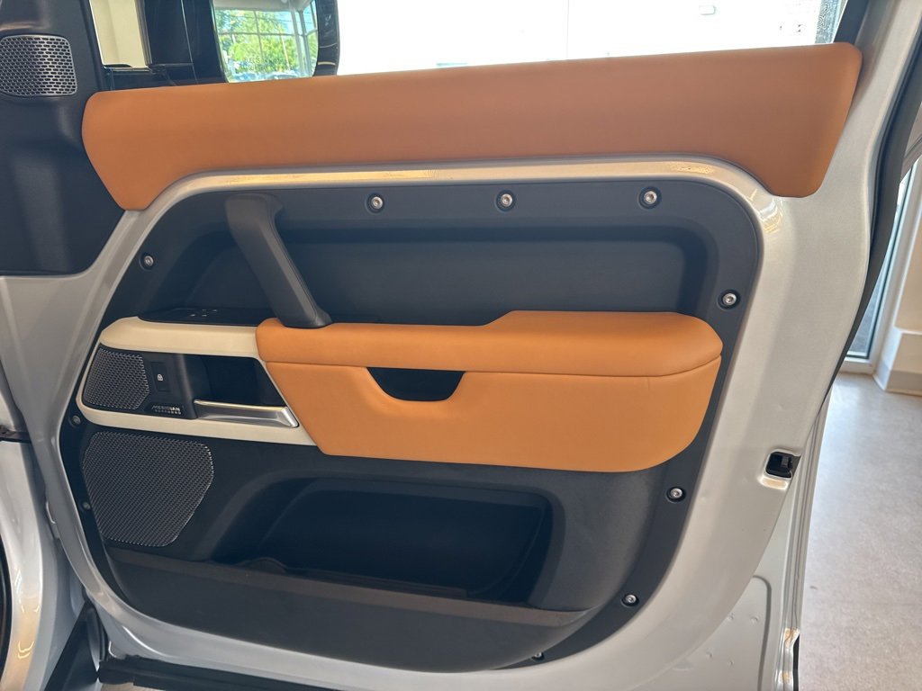Used 2023 Land Rover Defender 110 SE image 23