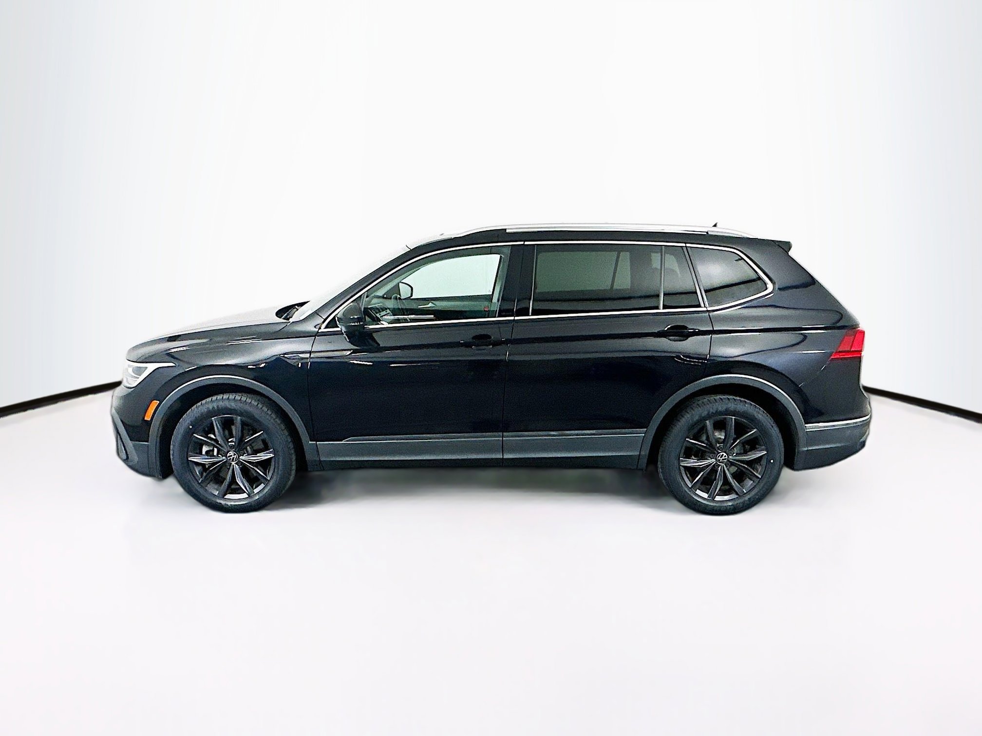 Used 2022 Volkswagen Tiguan SE FWD image 4