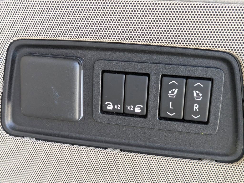 Certified 2022 Cadillac Escalade Premium Luxury image 17