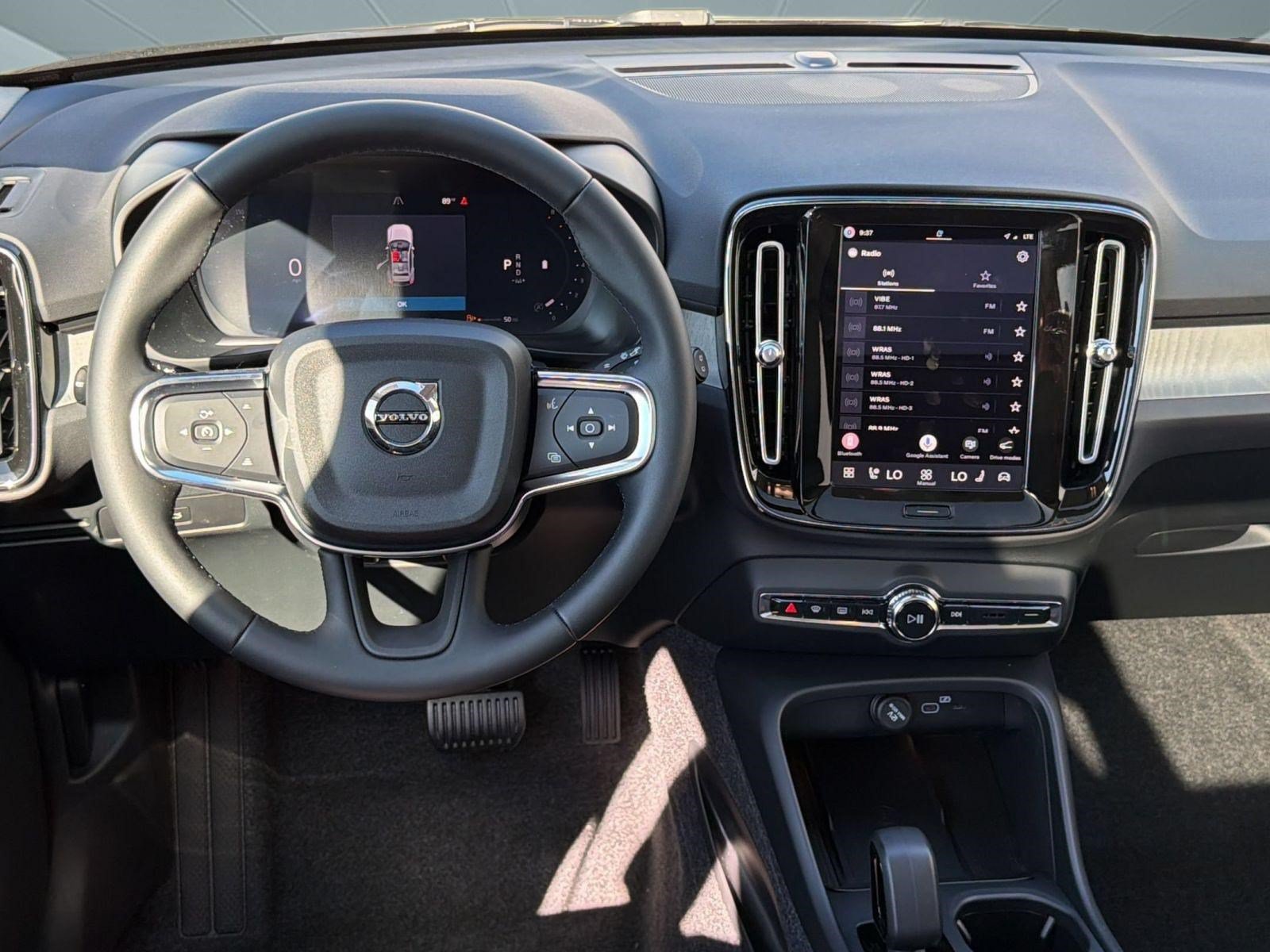 New 2026 Volvo XC40 B4 Core w/ Climate Package FWD image 29