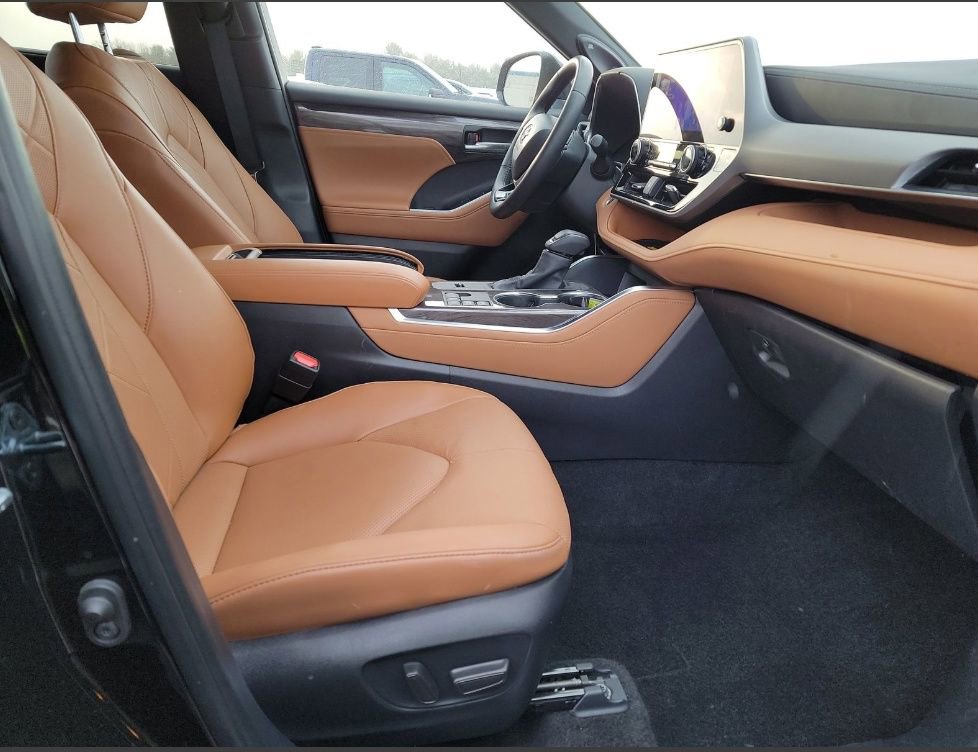 Used 2025 Toyota Highlander Platinum image 6