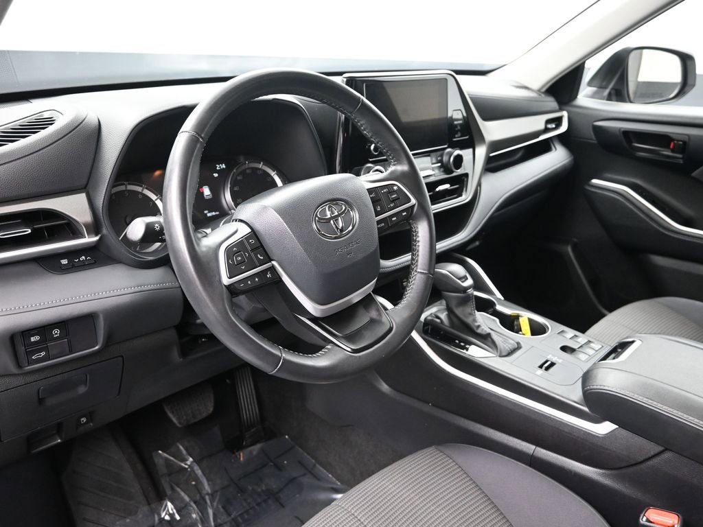 Used 2024 Toyota Highlander LE image 13