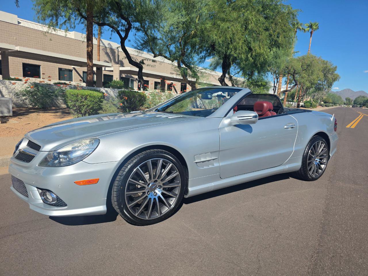 Used 2011 Mercedes-Benz SL 550 w/ Premium I Pkg image 5