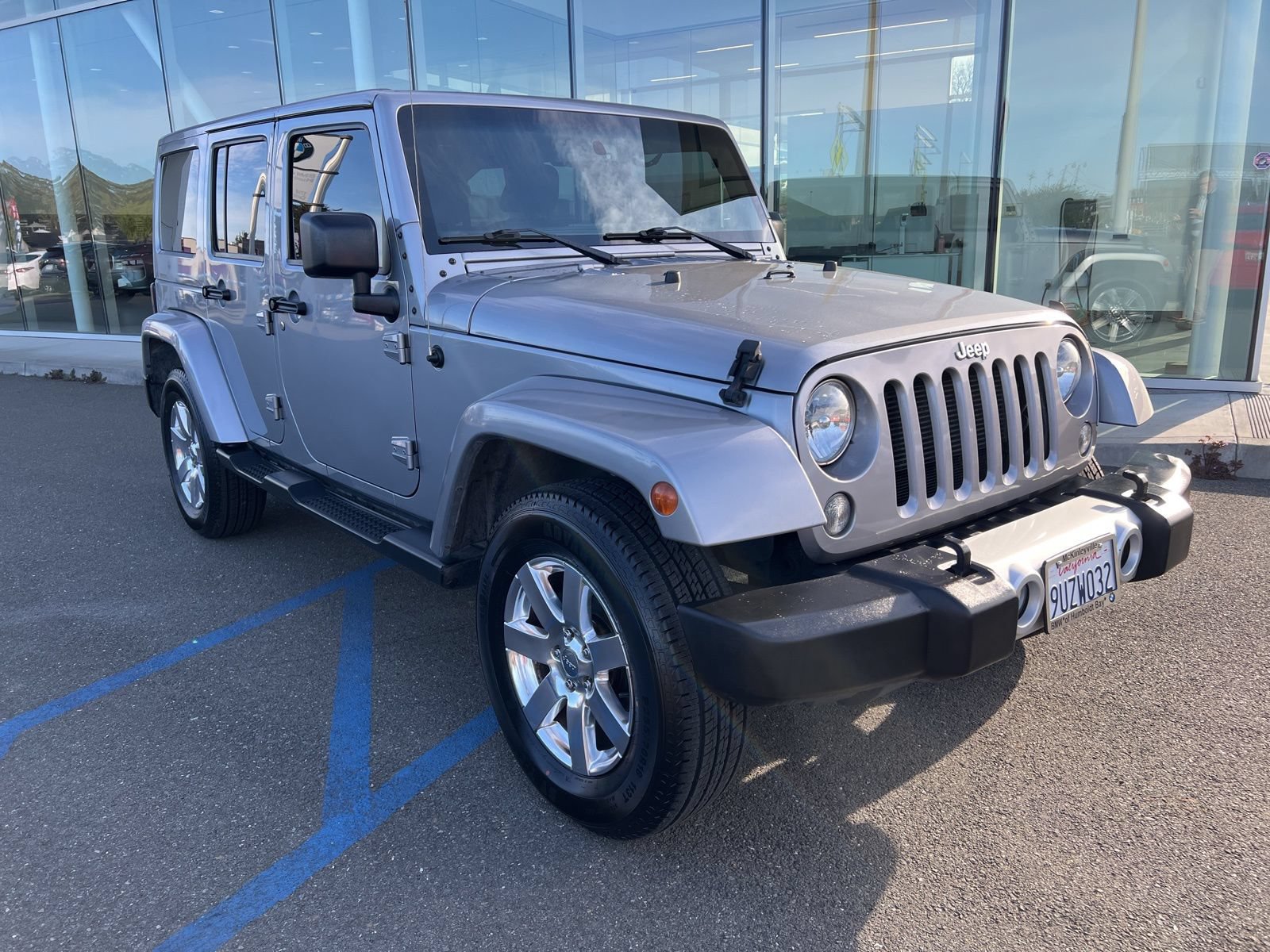 Used 2015 Jeep Wrangler Unlimited Sahara w/ Connectivity Group AWD/4WD image 2