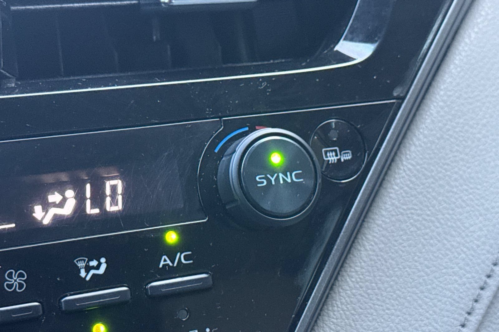 Used 2021 Toyota Camry SE w/ Cold Weather Package FWD image 29