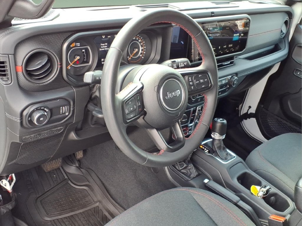 Used 2024 Jeep Wrangler Unlimited Rubicon AWD/4WD image 3