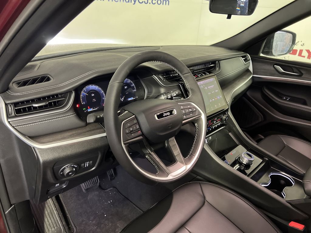New 2025 Jeep Grand Cherokee Limited w/ Black Appearance Package image 15