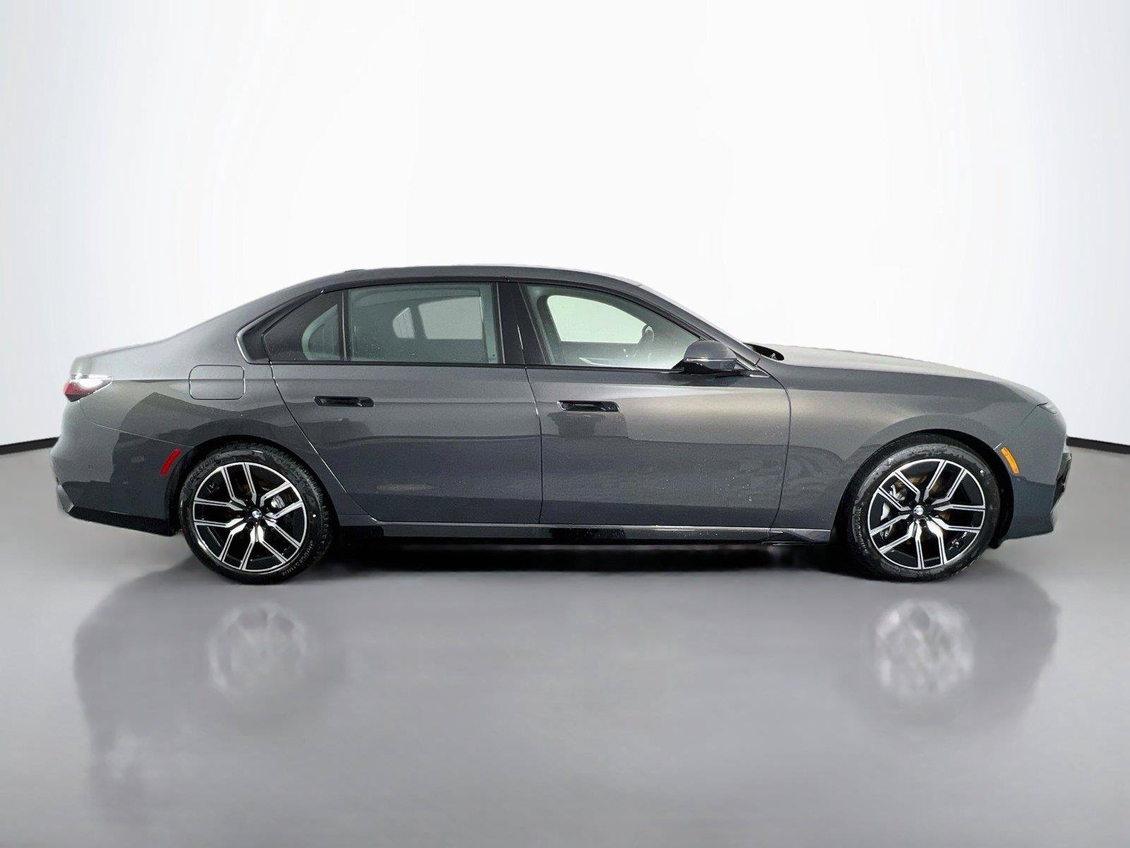 Used 2026 BMW 760i xDrive AWD/4WD image 7