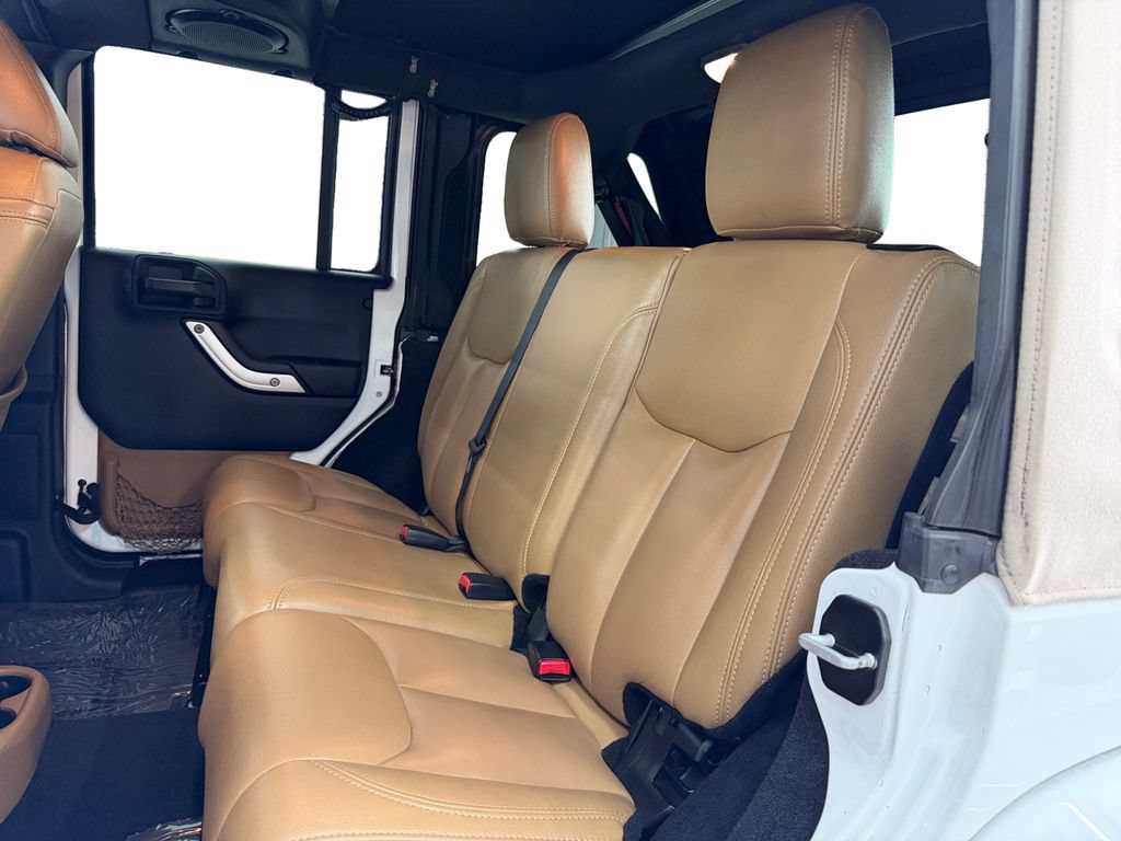 Used 2014 Jeep Wrangler Unlimited Sahara w/ Connectivity Group AWD/4WD image 16