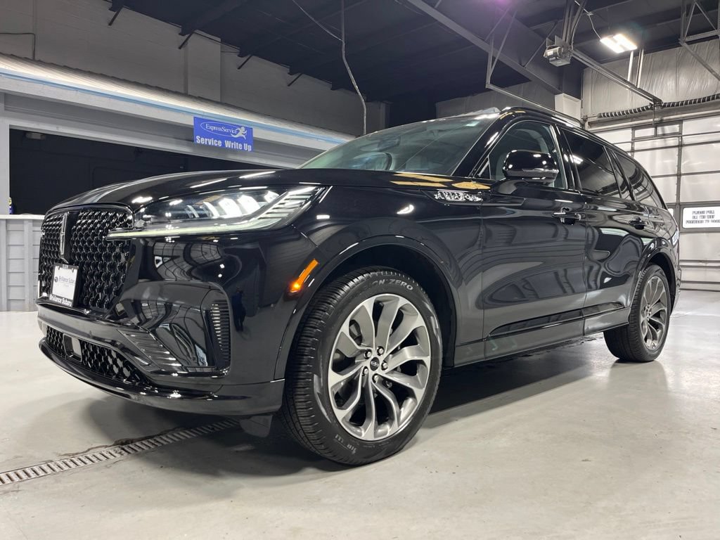 Used 2025 Lincoln Aviator AWD w/ Jet Appearance Package image 3