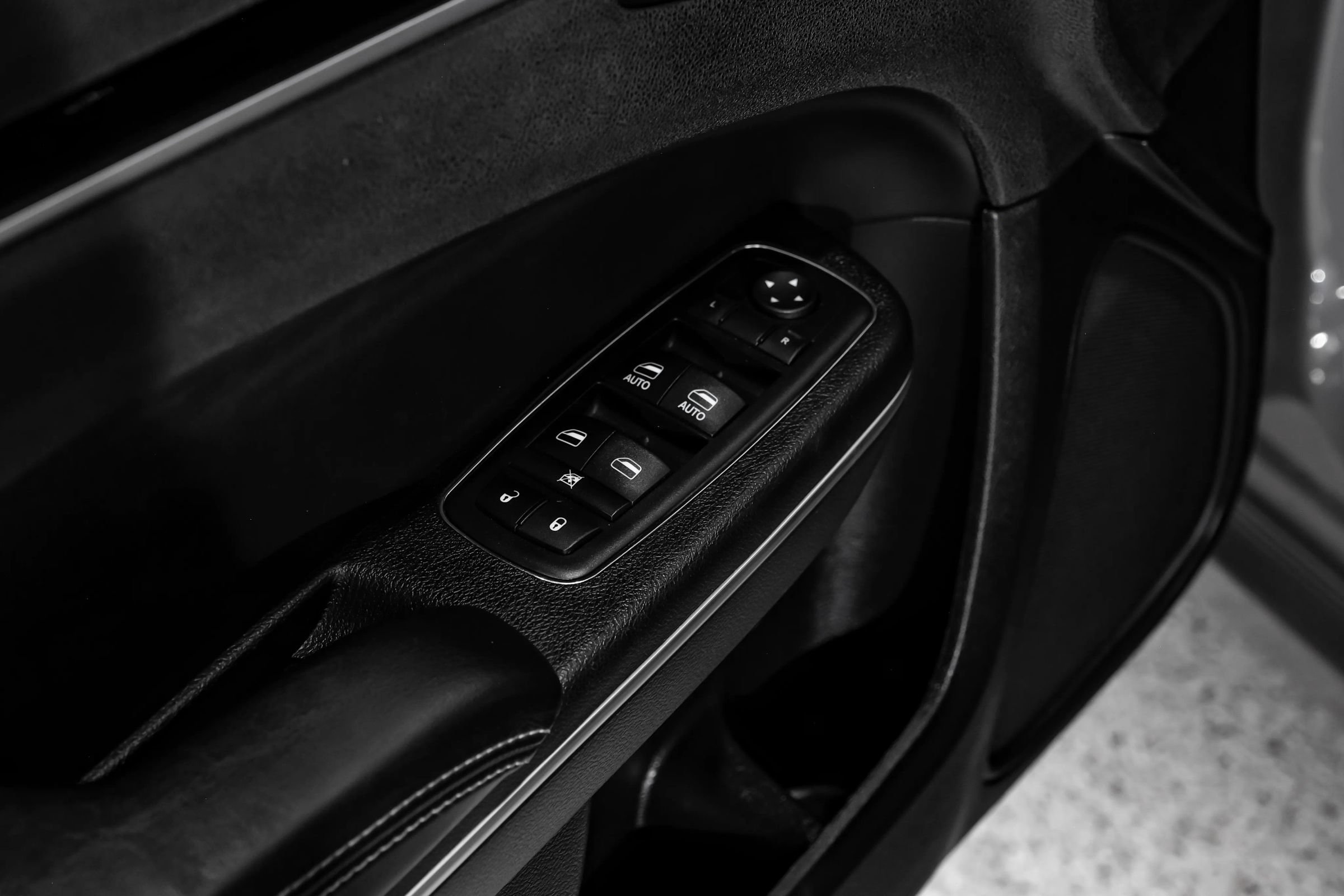 Used 2018 Chrysler 300 S w/ 300S Premium Group RWD image 57