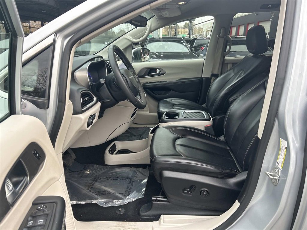 Used 2023 Chrysler Pacifica Touring-L image 11
