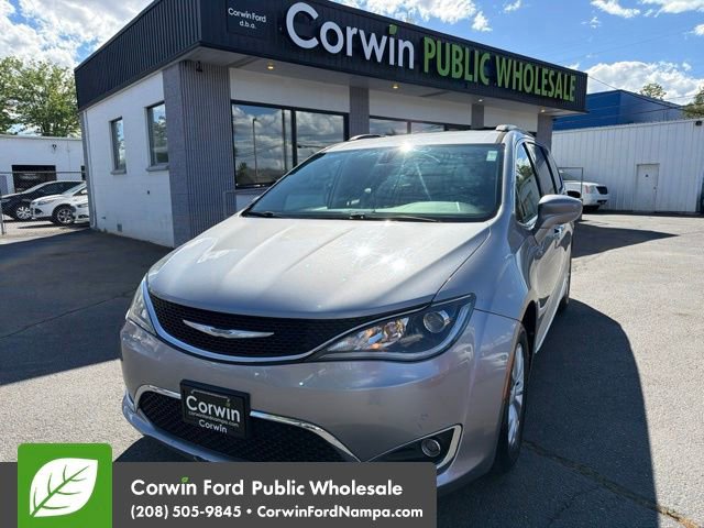 Used 2017 Chrysler Pacifica Touring-L FWD image 1