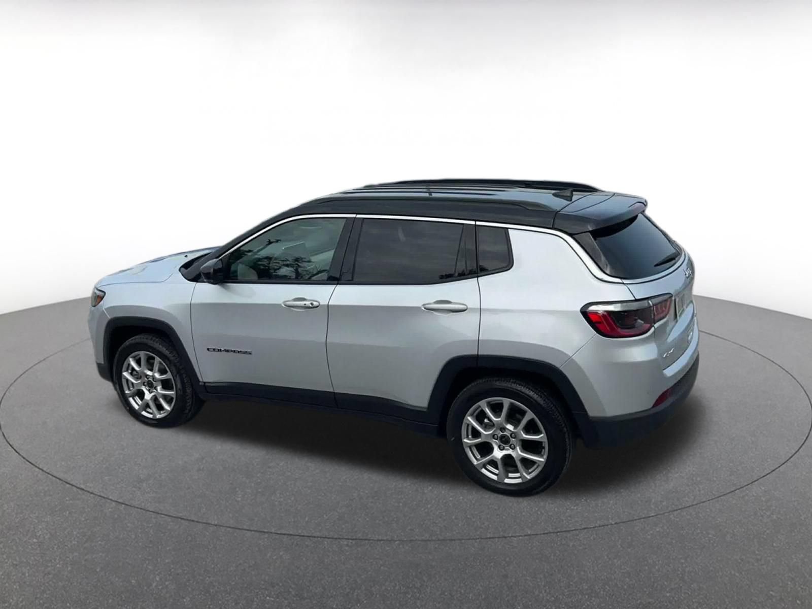 Used 2025 Jeep Compass Limited AWD/4WD image 9