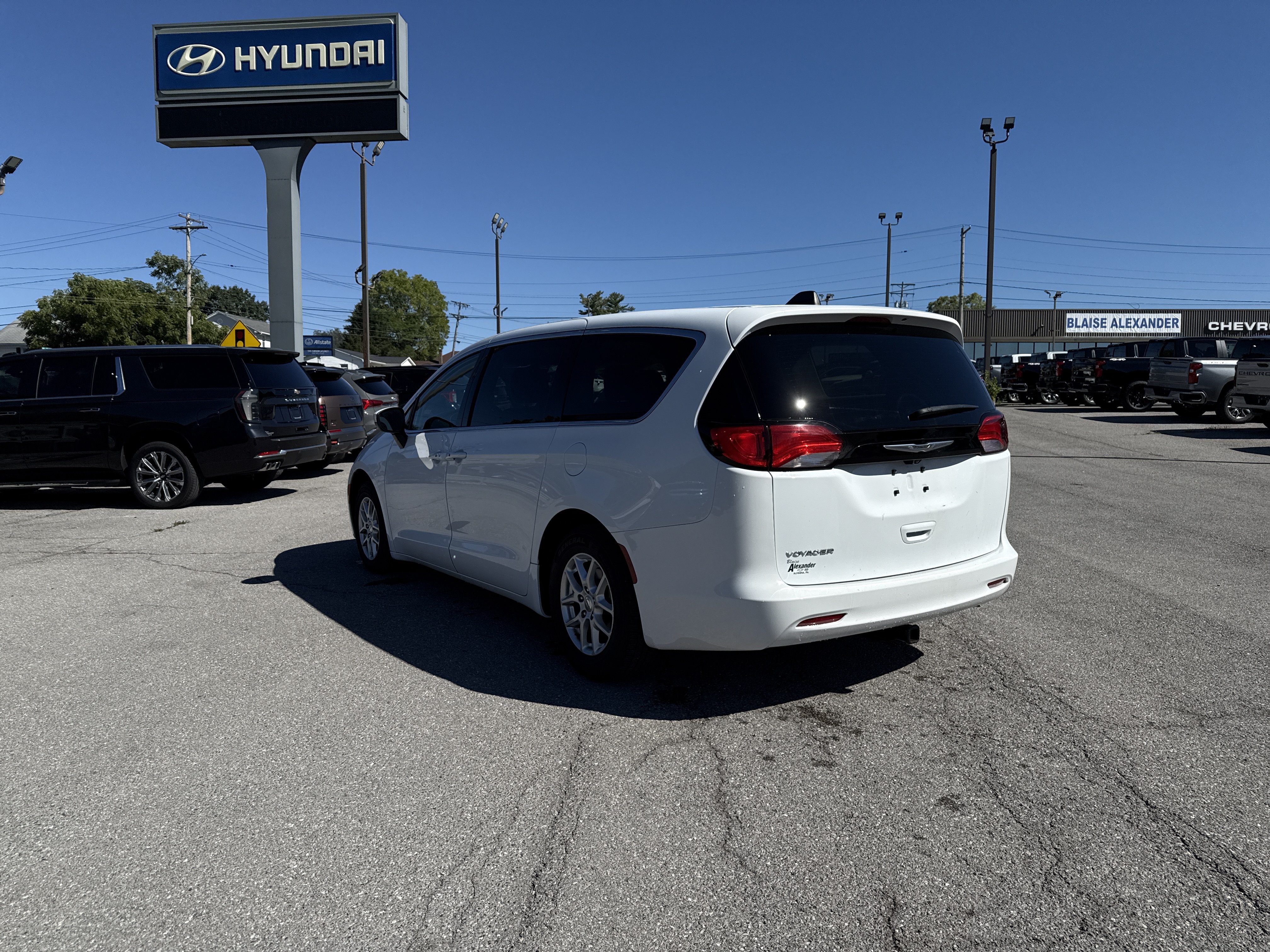 Used 2023 Chrysler Voyager LX FWD image 6