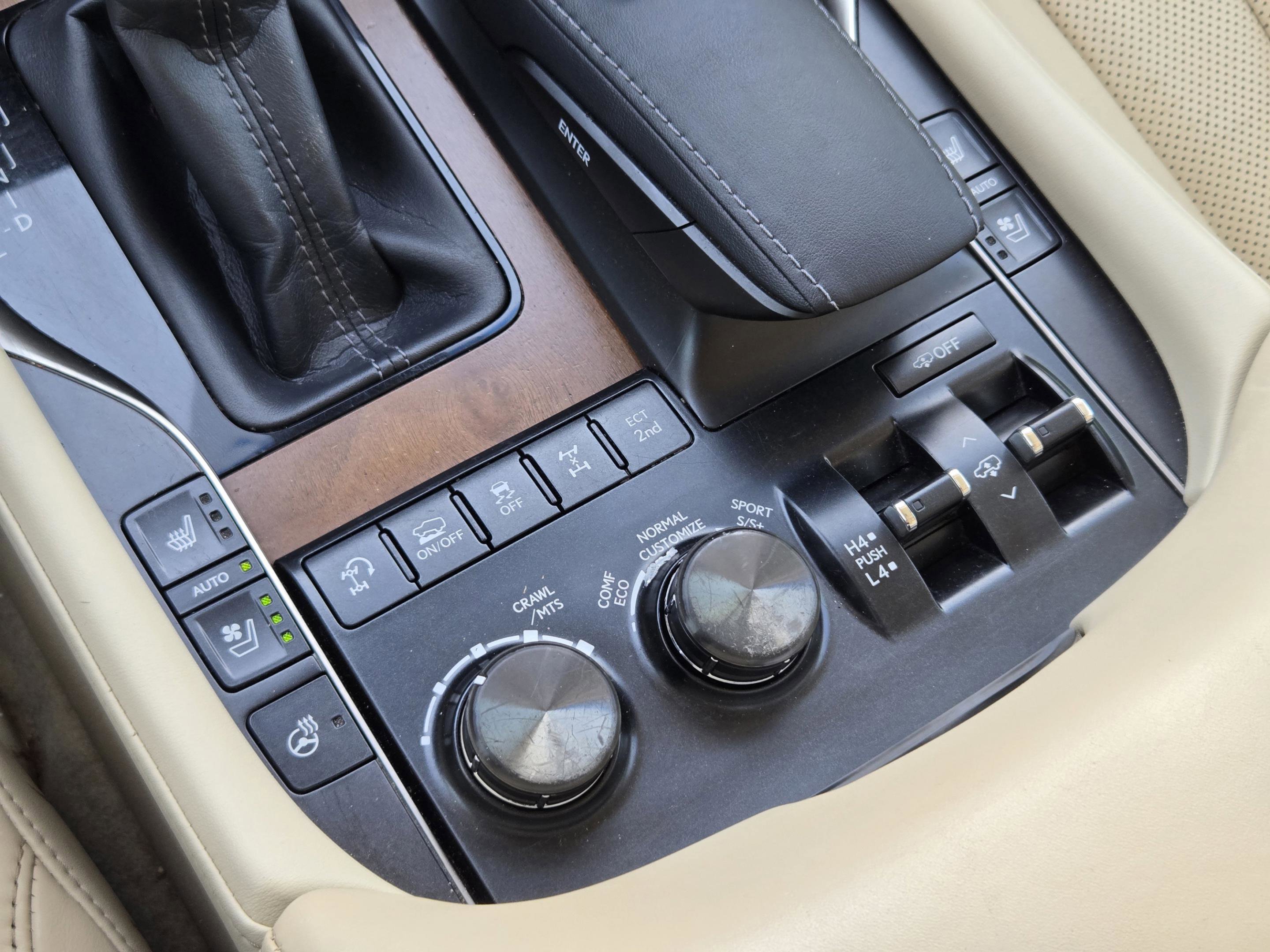 Used 2020 Lexus LX 570 4WD w/ Luxury Package image 28