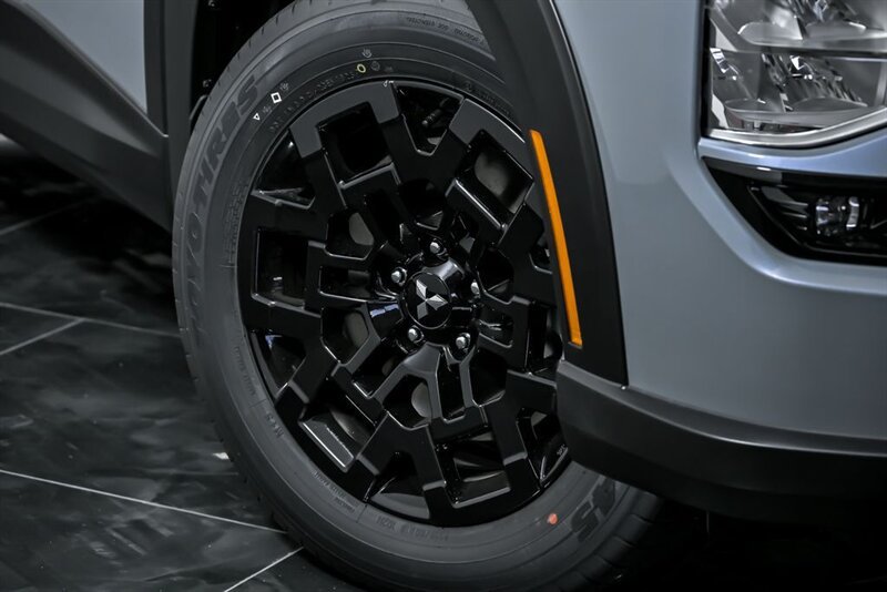 New 2025 Mitsubishi Outlander AWD image 3