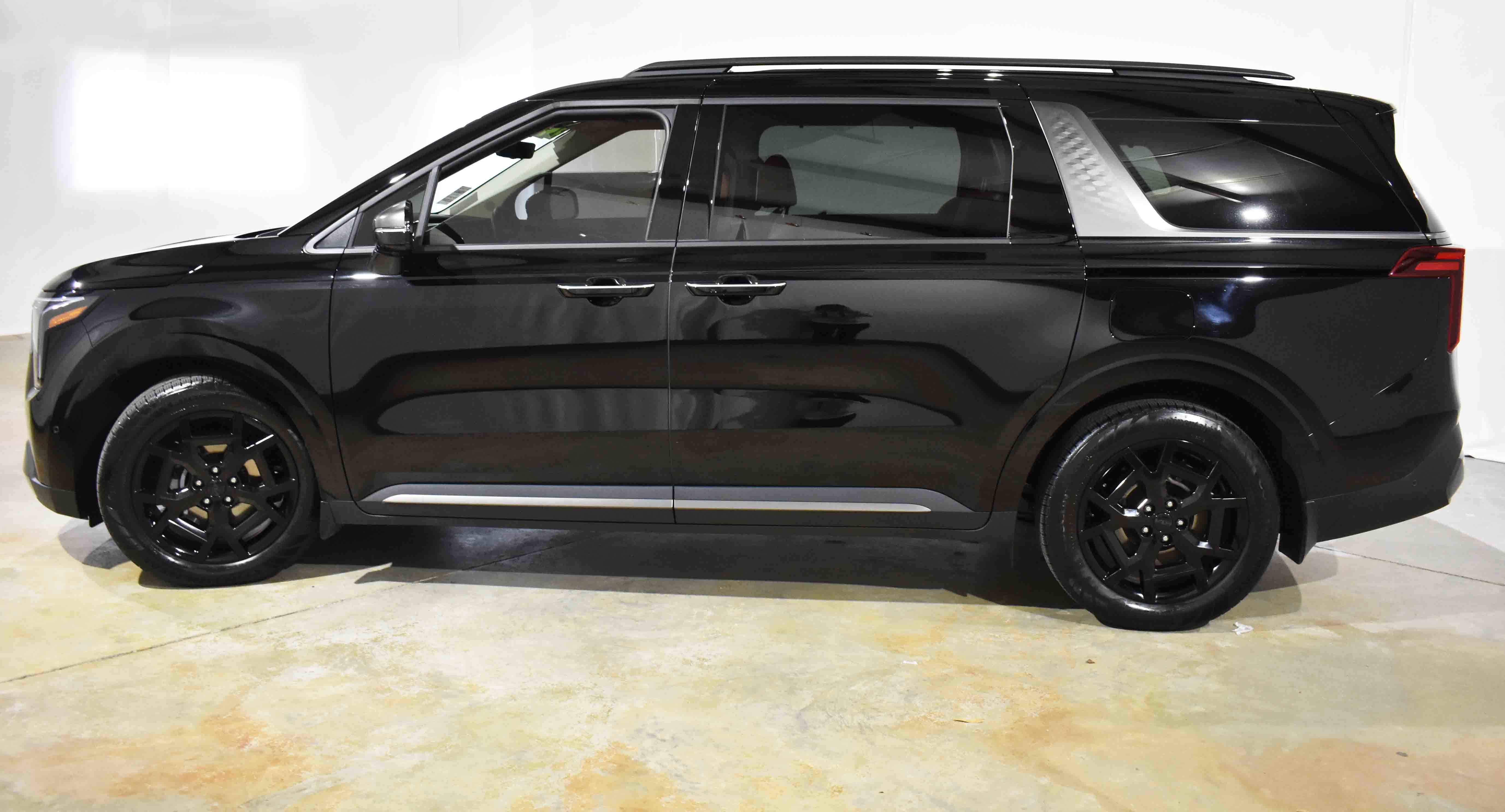 Used 2025 Kia Carnival SX Prestige image 6