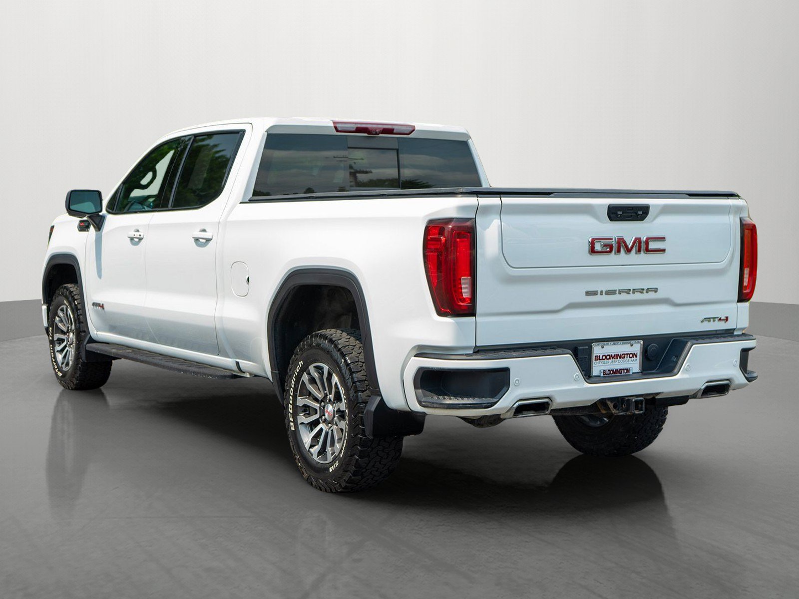 Used 2023 GMC Sierra 1500 AT4 w/ Technology Package AWD/4WD image 5