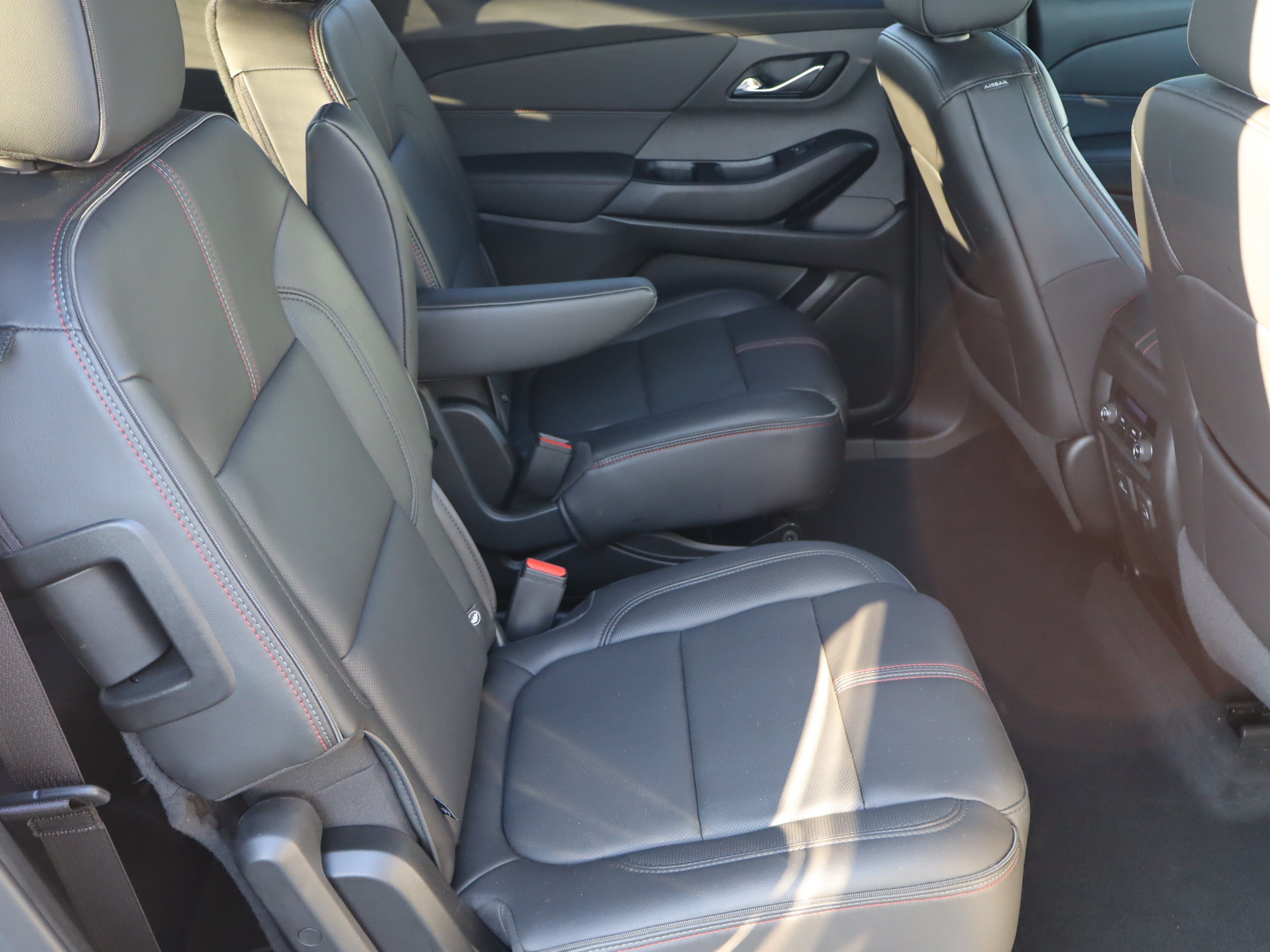 Used 2023 Chevrolet Traverse RS FWD image 36