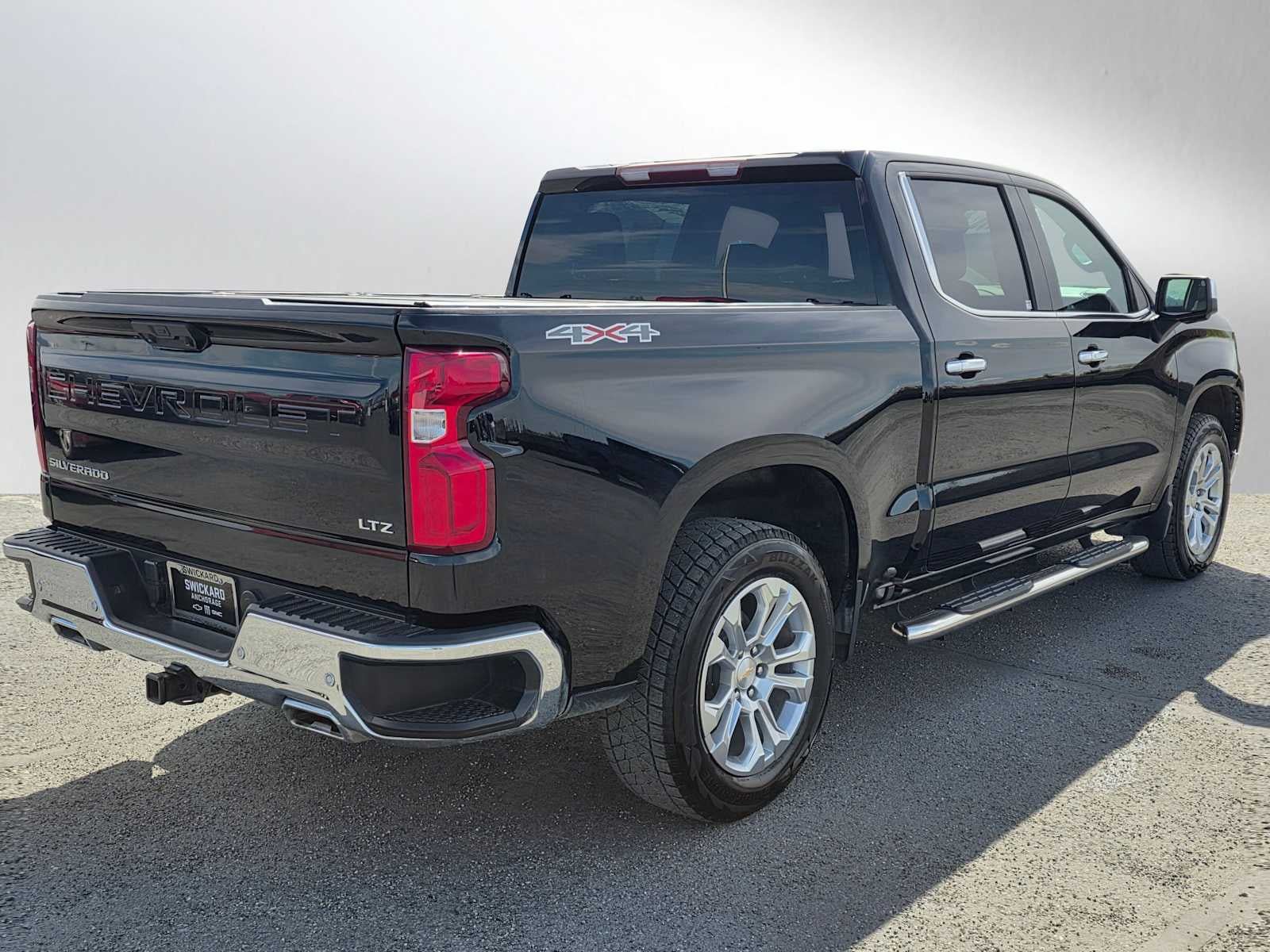 Used 2023 Chevrolet Silverado 1500 LTZ AWD/4WD image 3
