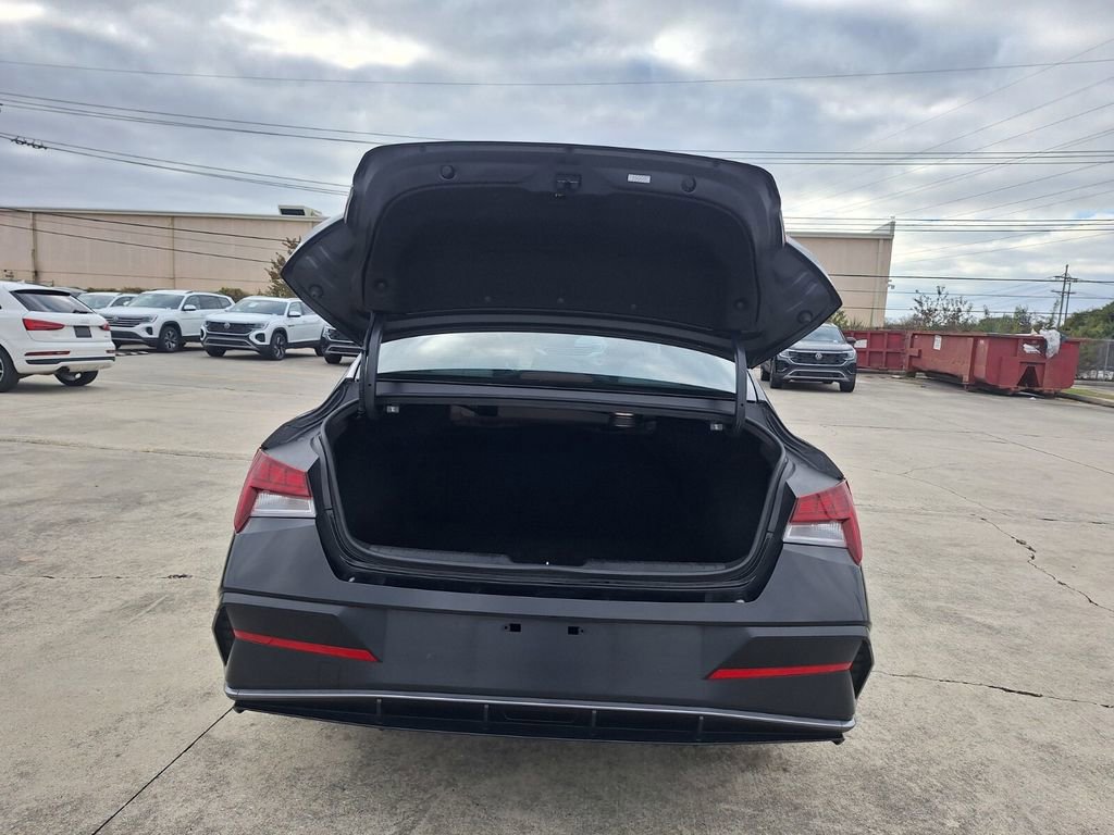Used 2025 Hyundai Elantra Limited image 27