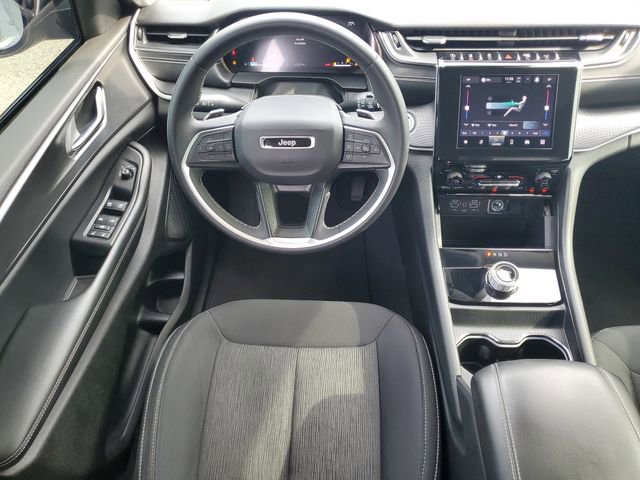 Used 2023 Jeep Grand Cherokee Laredo image 16