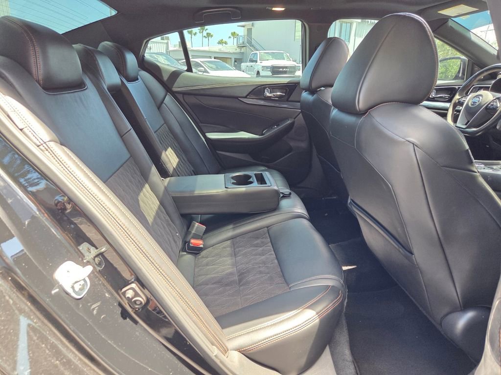 Used 2022 Nissan Maxima SR w/ Sport Mat Group FWD image 17