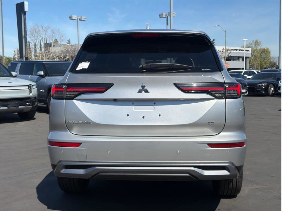 Used 2025 Mitsubishi Outlander SE image 6