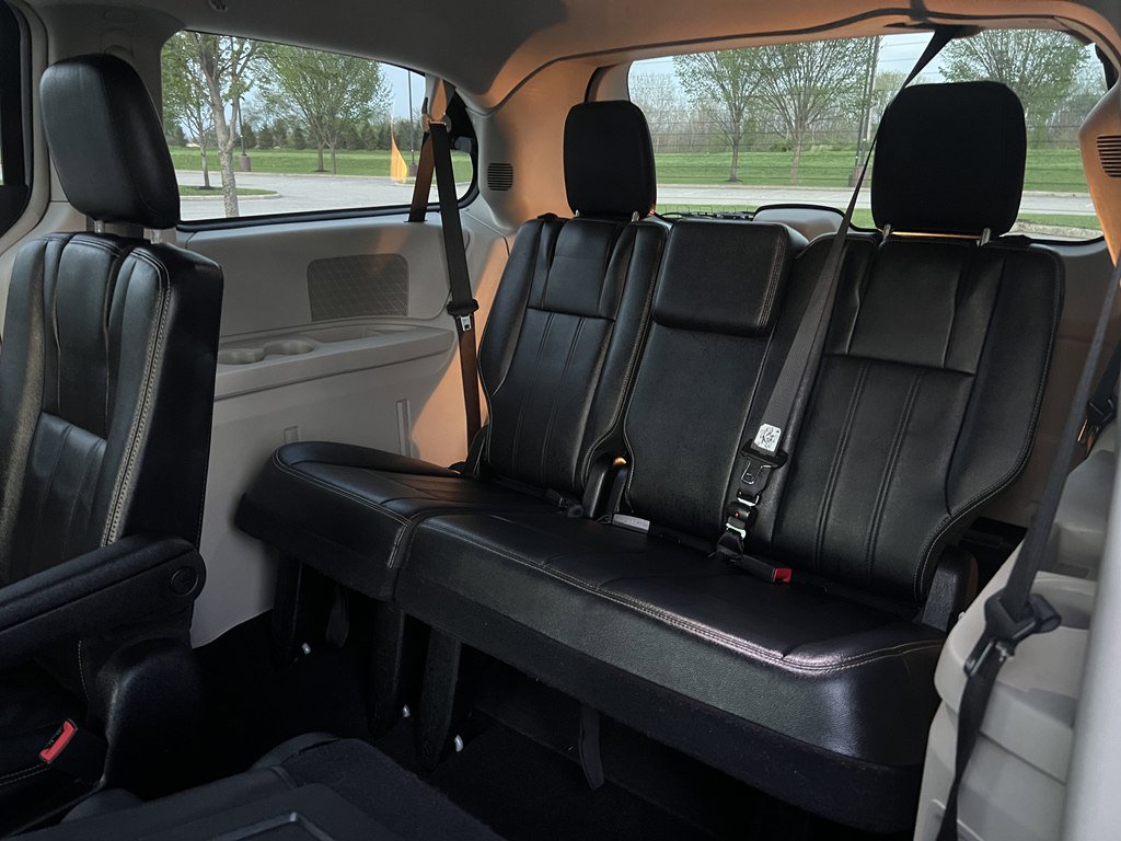Used 2014 Chrysler Town & Country Touring FWD image 15