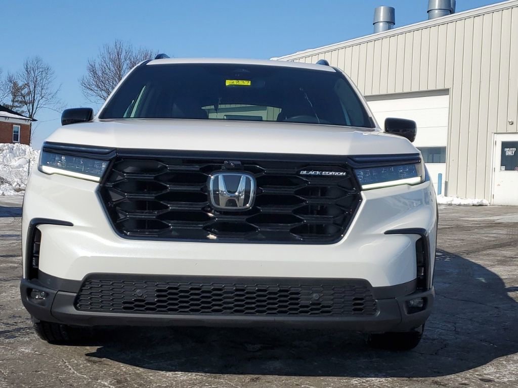 Used 2025 Honda Pilot Black Edition image 2