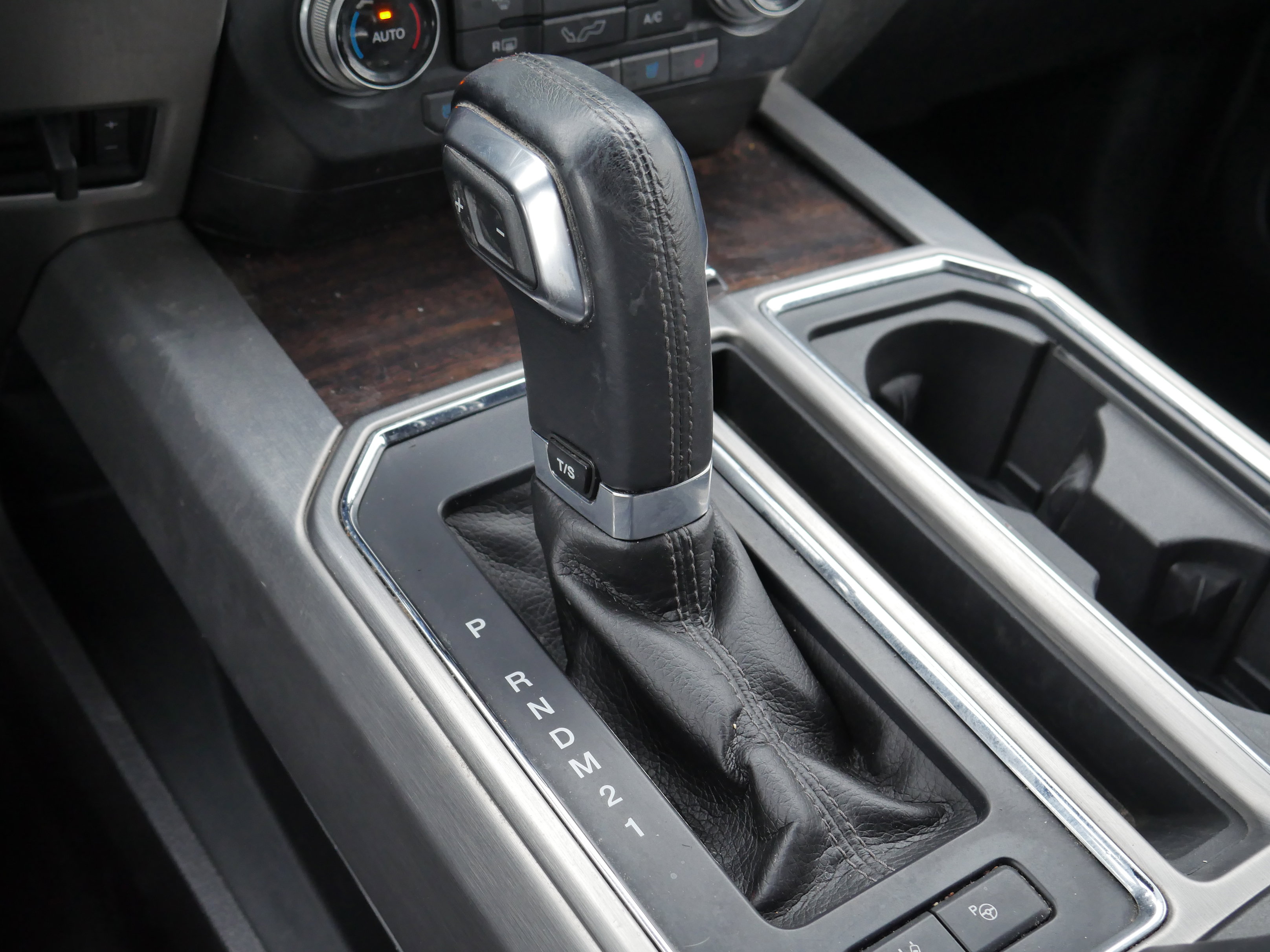 Used 2015 Ford F150 Platinum w/ Equipment Group 701A Luxury image 17