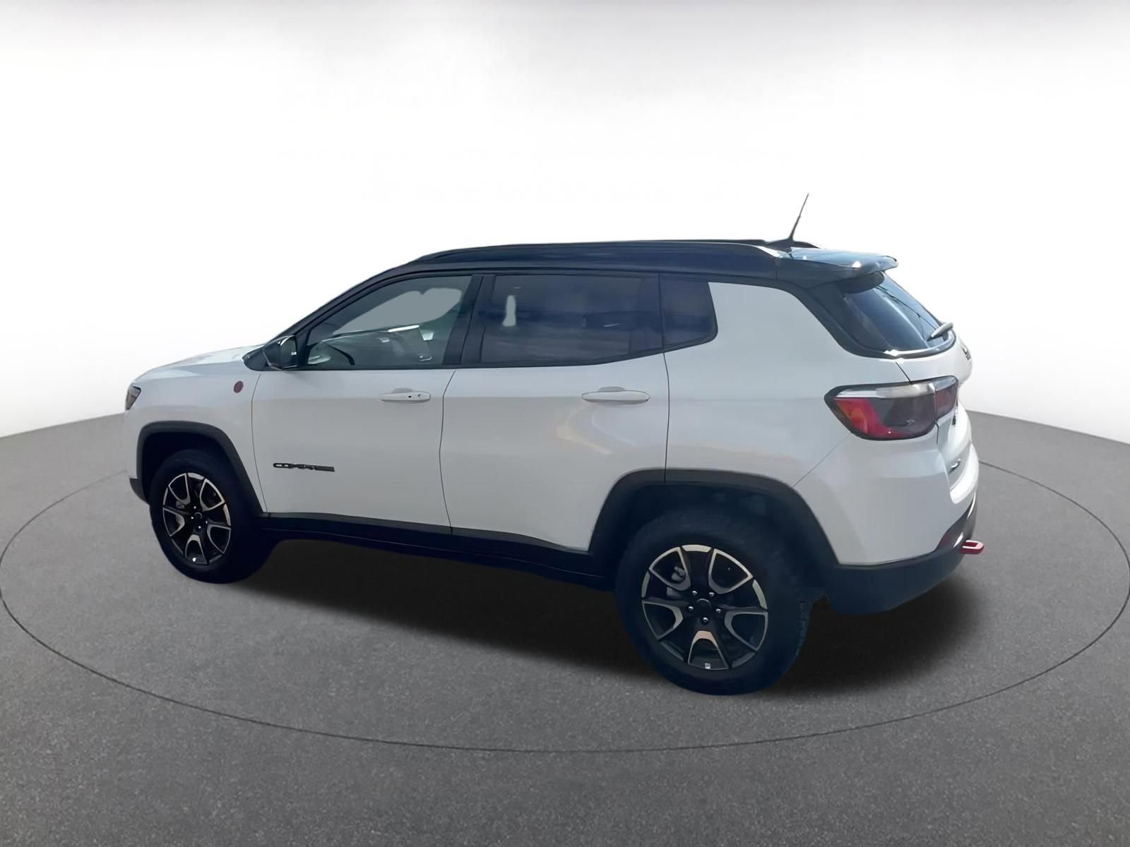 Used 2025 Jeep Compass Trailhawk image 10