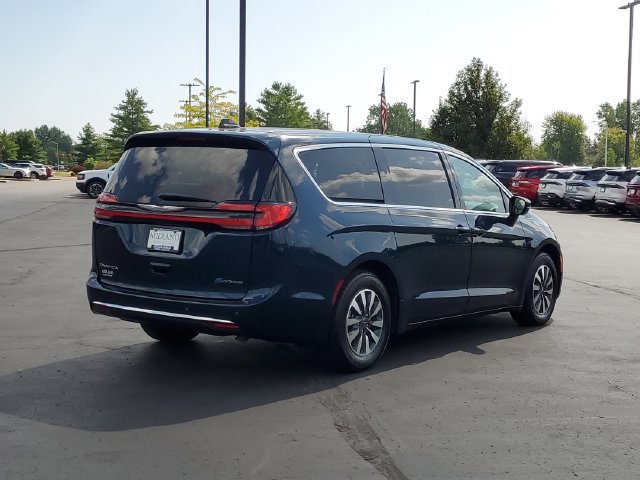 Used 2024 Chrysler Pacifica Limited FWD image 3