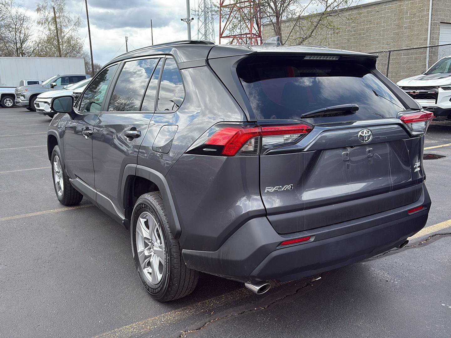 Used 2025 Toyota RAV4 XLE AWD/4WD image 4
