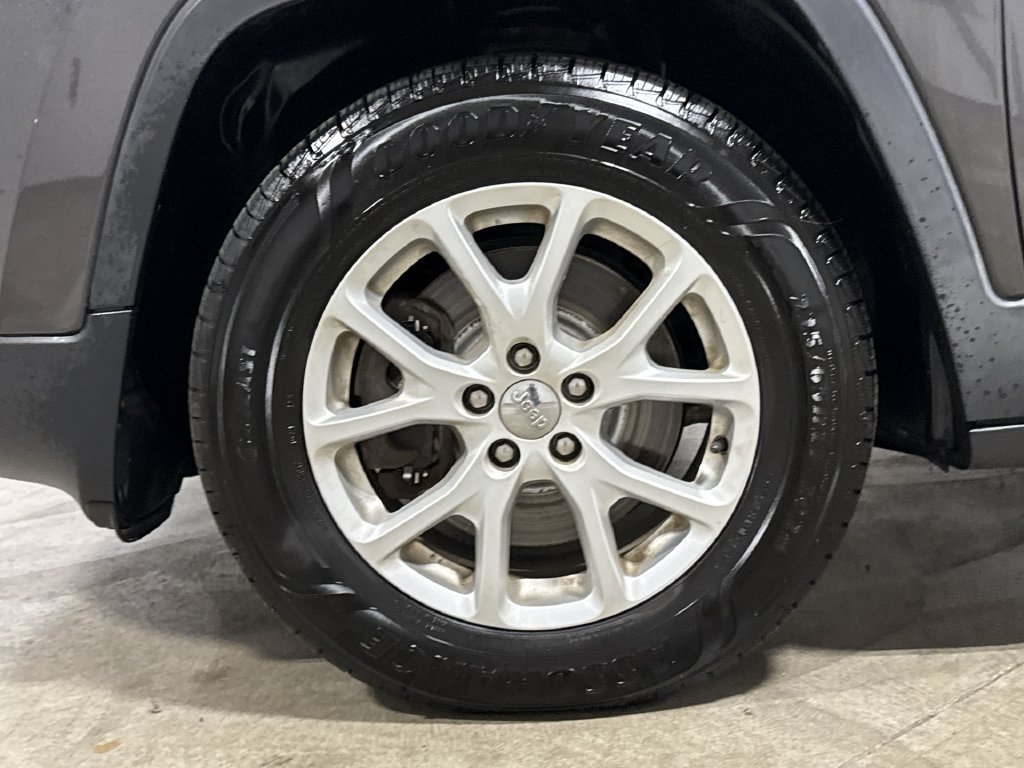 Used 2016 Jeep Cherokee Latitude w/ Cold Weather Group AWD/4WD image 26