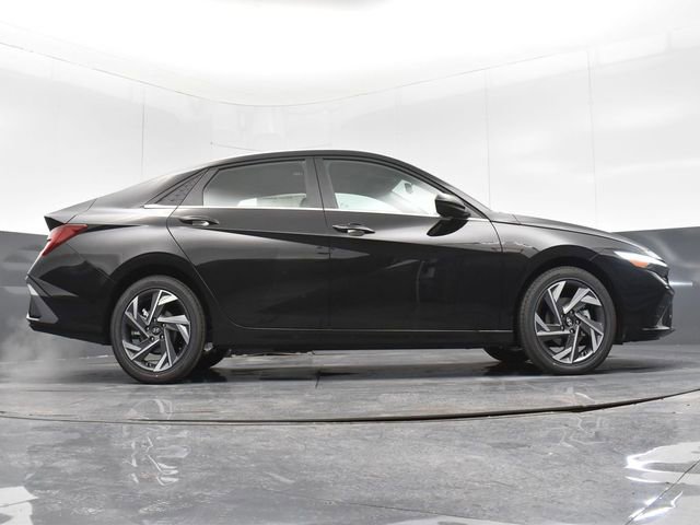 Used 2025 Hyundai Elantra SEL FWD image 41