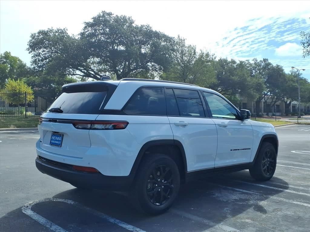 Used 2024 Jeep Grand Cherokee Altitude AWD/4WD image 5