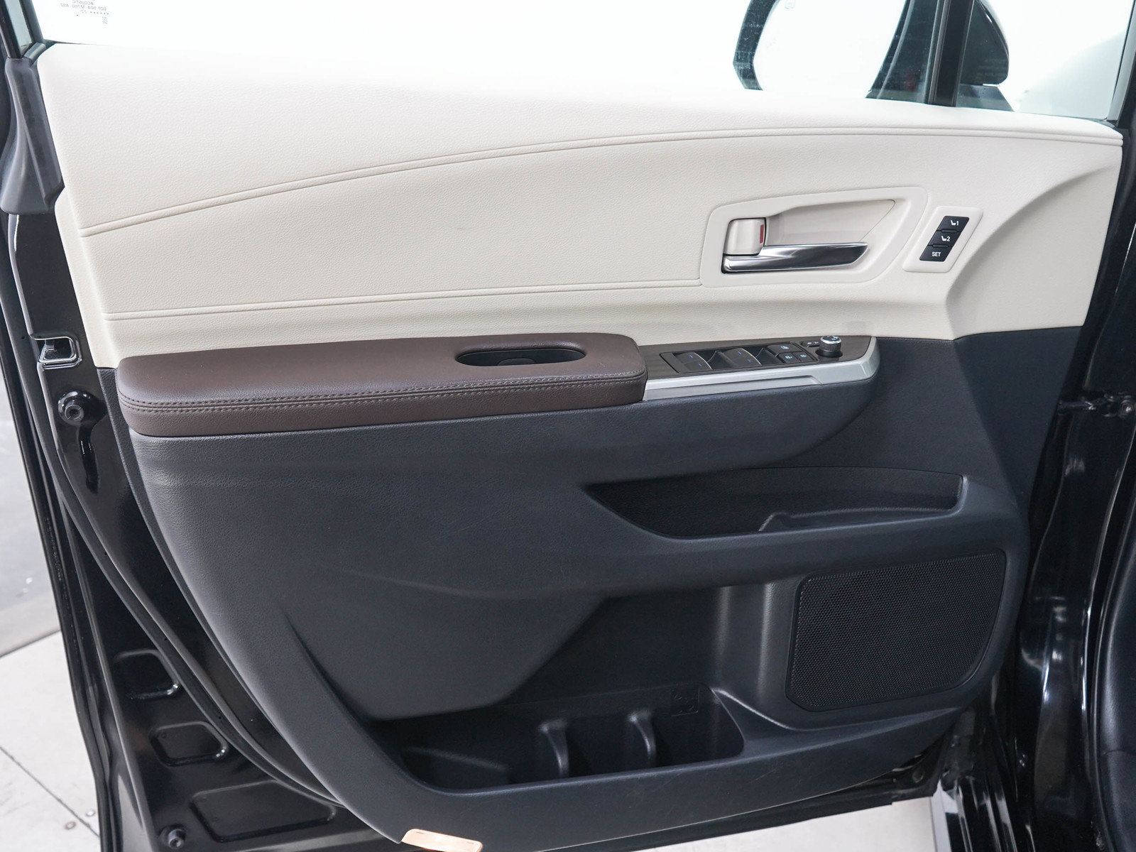 Used 2022 Toyota Sienna Platinum AWD/4WD image 23