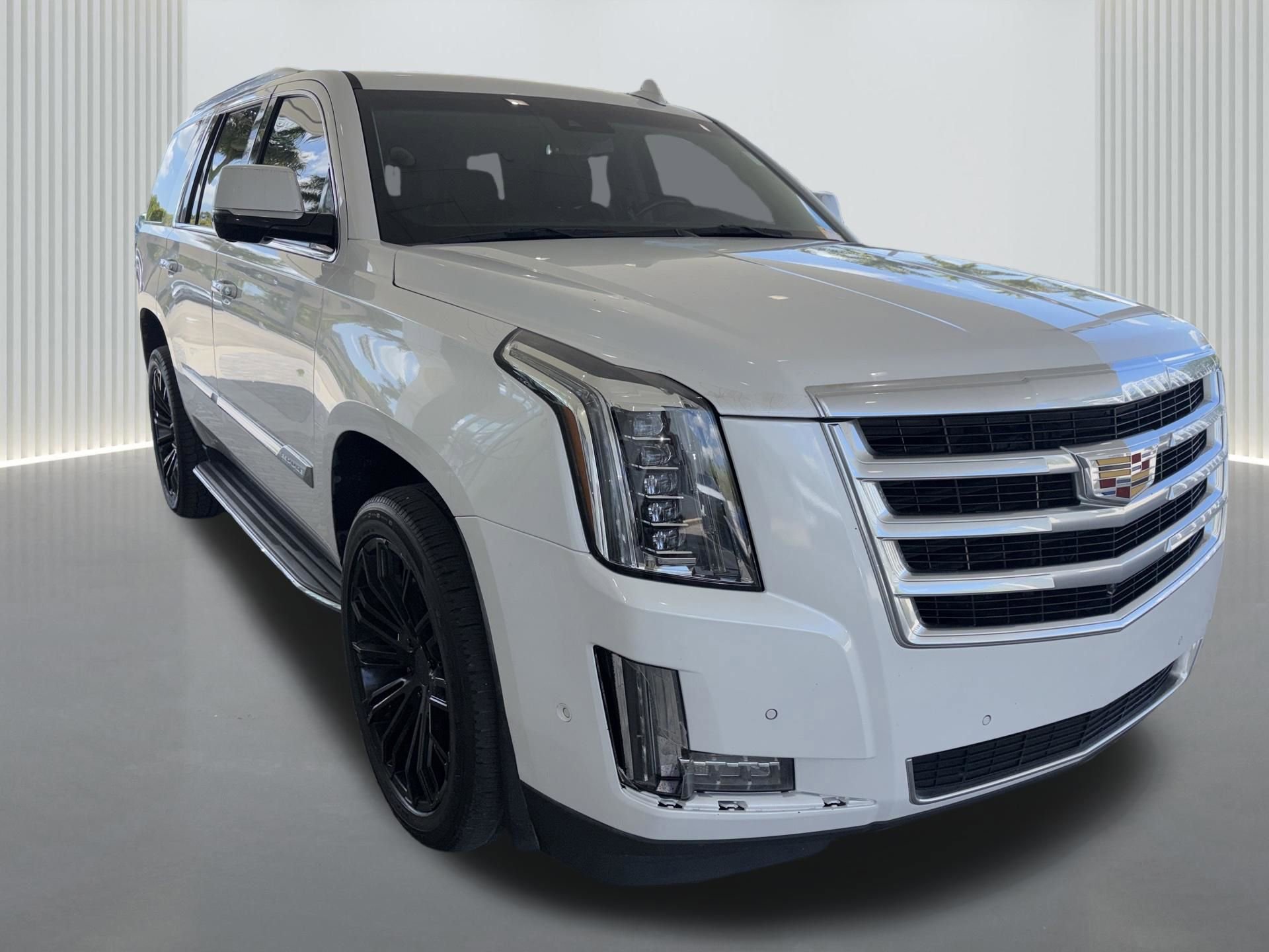 Used 2019 Cadillac Escalade Luxury RWD image 2