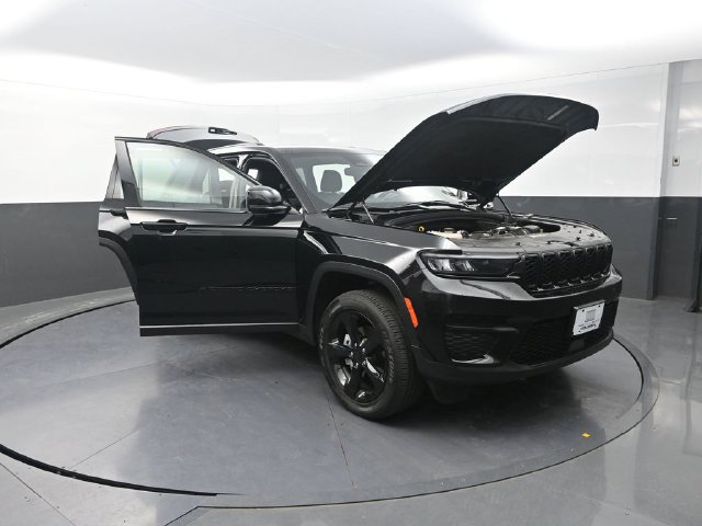 Used 2025 Jeep Grand Cherokee Altitude AWD/4WD image 30