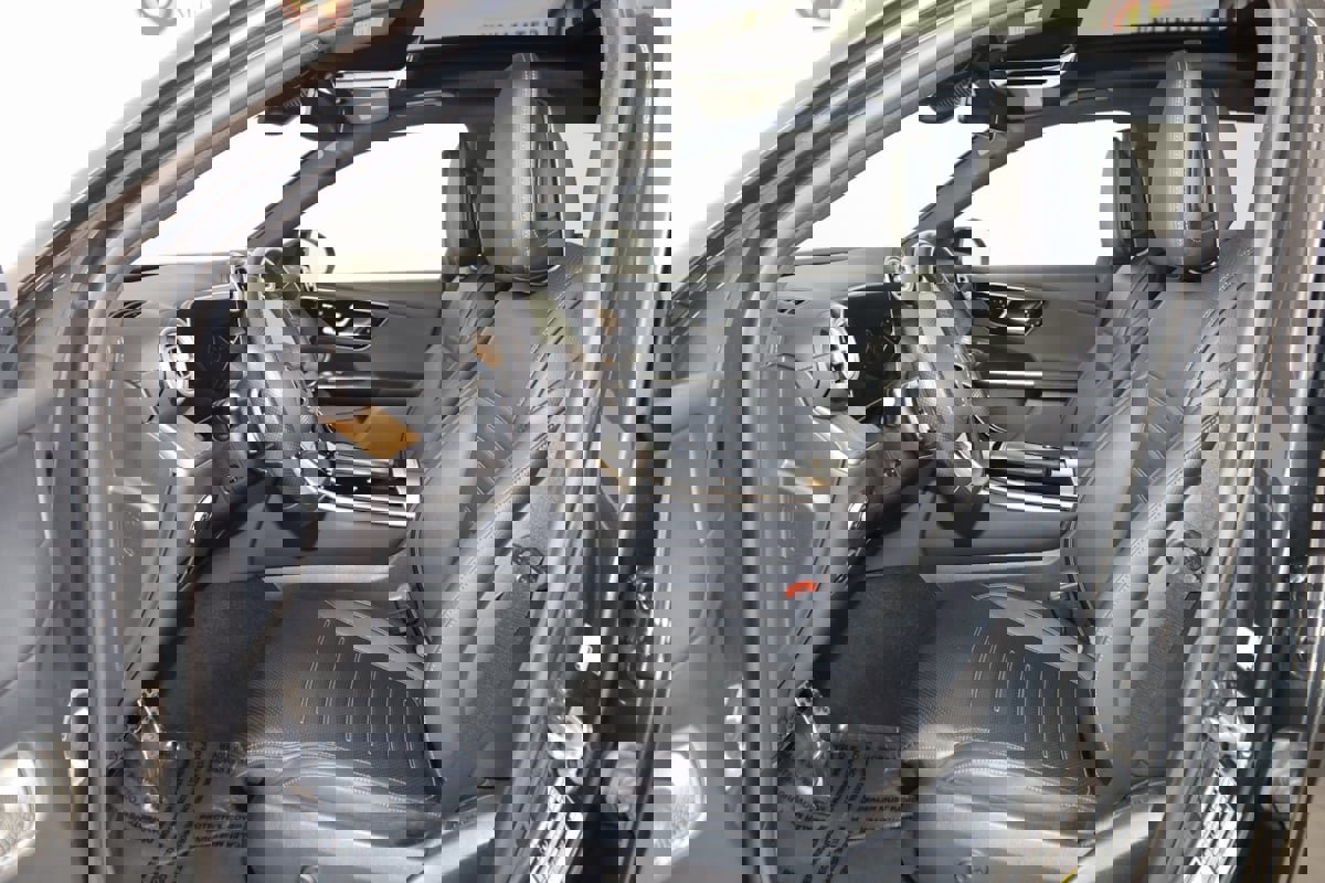 Used 2025 Mercedes-Benz GLC 300 4MATIC SUV image 12