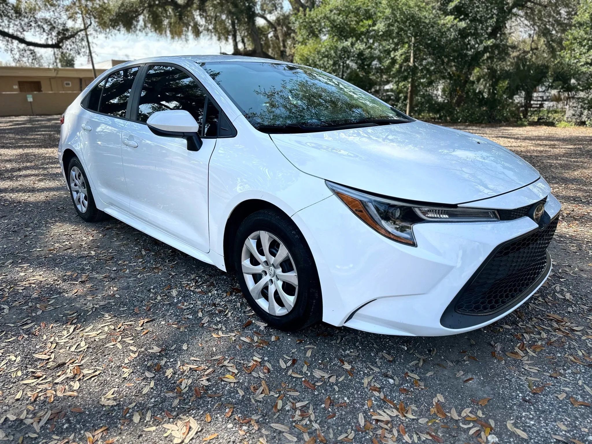 Used 2021 Toyota Corolla LE image 3