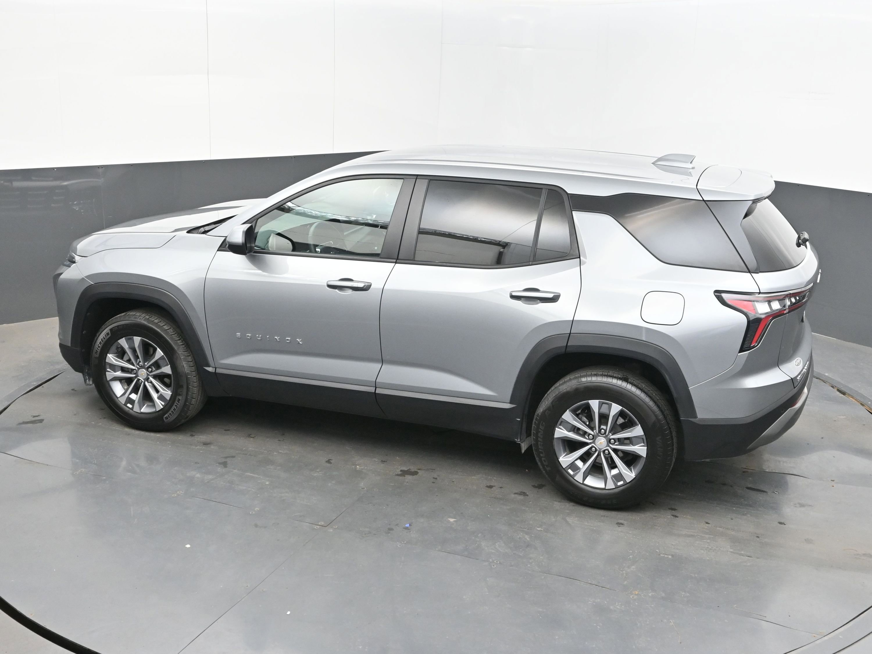 Used 2025 Chevrolet Equinox LT AWD/4WD image 32
