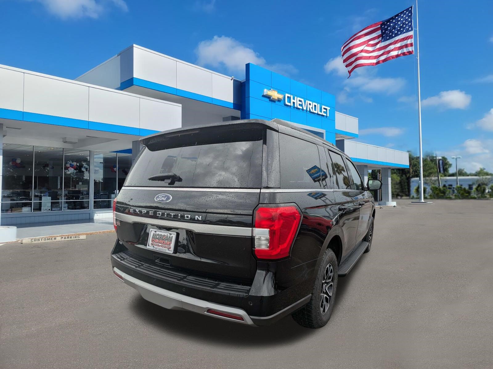 Used 2024 Ford Expedition XLT AWD/4WD image 3