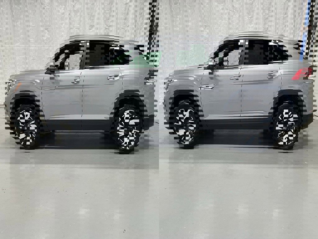 Used 2025 Volkswagen Atlas Cross Sport SE image 4