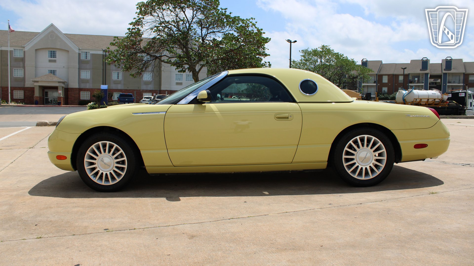 Used 2005 Ford Thunderbird RWD image 3