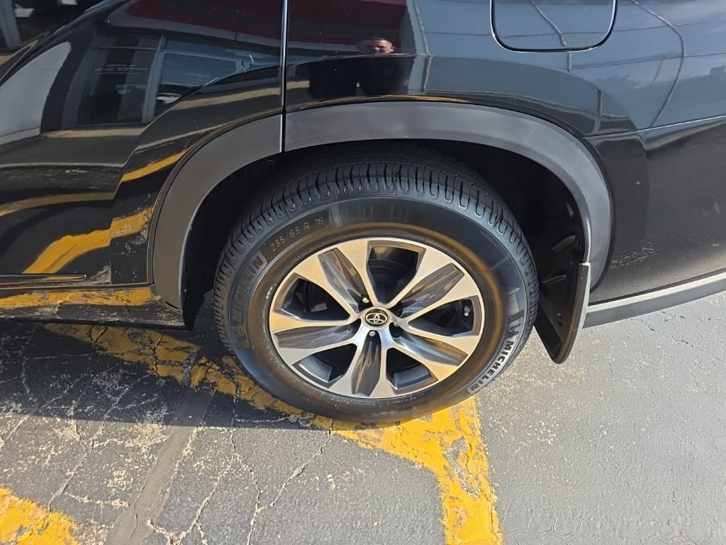 Used 2023 Toyota Highlander XLE AWD/4WD image 12